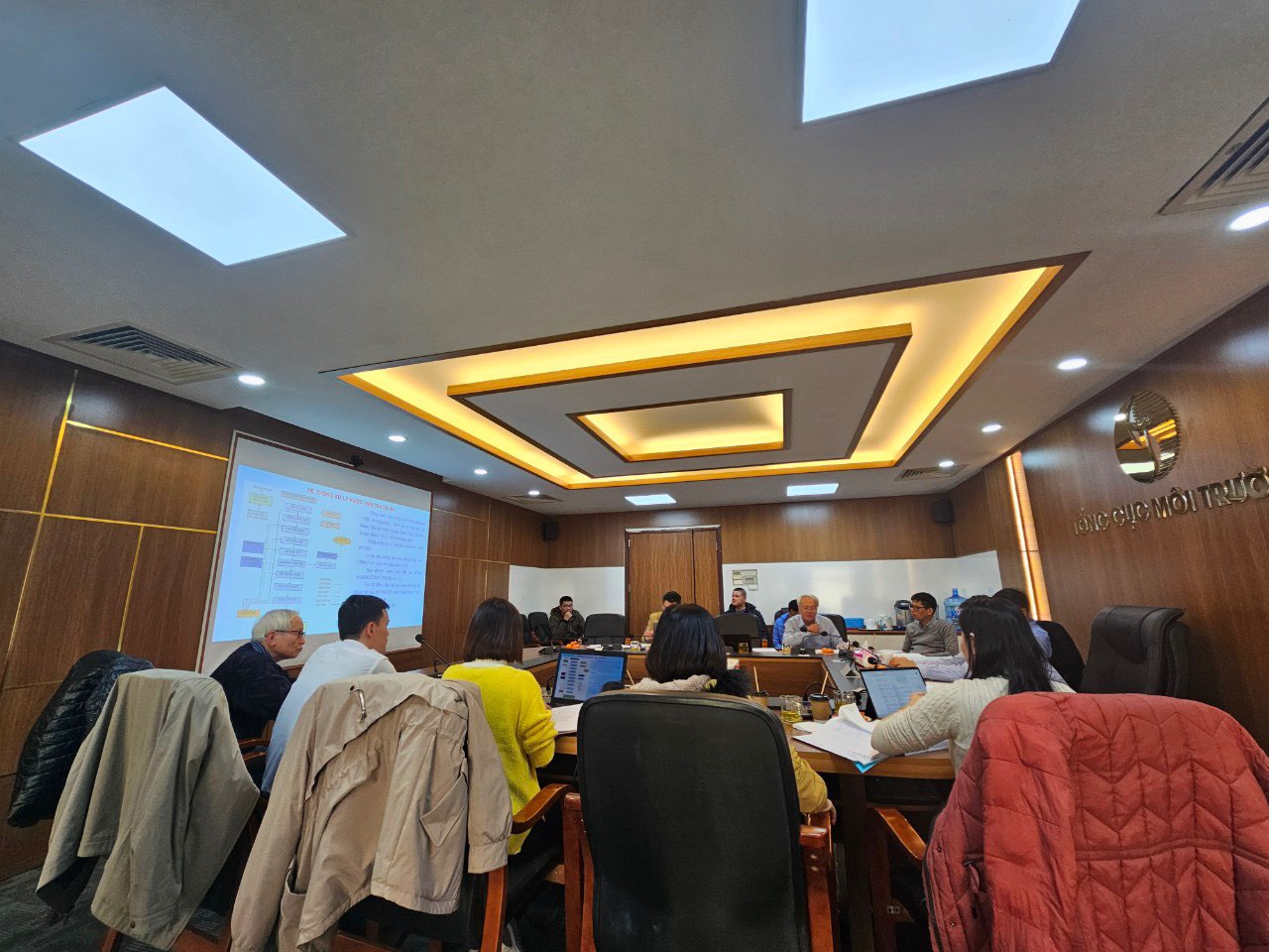 Thư ký Hội đồng đọc biên bản buổi họp với sự đồng ý thông qua của tất cả các thành viên