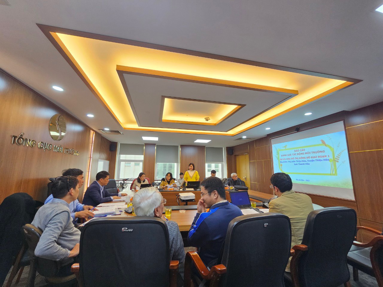 Cán bộ tư vấn giải trình các ý kiến của Hội đồng